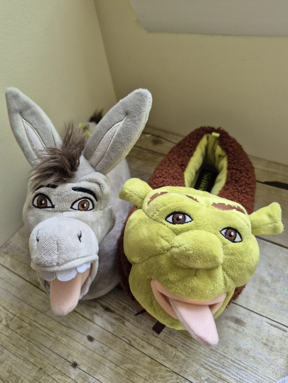 Shrek & Donkey Plush Slipper Pair - Green and Gray, Unisex - Picture 8 of 12